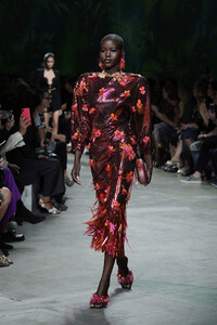 510628340_AdutAkechVersaceRunwayMilanFashionWeektKgnUf1DhBSx.thumb.jpg.ada8c893320a32f113bd4d3c72752863.jpg