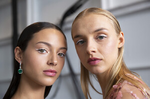 534859653_PamellaRolandSpring2020Backstage4j3oqHYKSB2x(1).thumb.jpg.95b1d371a8c9266d7cfd83f5c07c4467.jpg