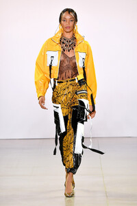 537063629_VictoriaHayesSpringSummer2020RunwayQi42O_xuciex.thumb.jpg.b2b0fb54b0f2bc459580231f77acc027.jpg