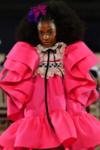 547580513_MarcJacobsSpring2020RunwayShowUW8D-oyFBkBx.thumb.jpg.befa7caaccdb9a84e63c6393717b19f1.jpg