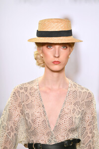 553267082_TaorayWangS20RunwaySeptember2019NewSVxGPxZwmRzx.thumb.jpg.c033c085160b04ca5bfd37c27e711fec.jpg