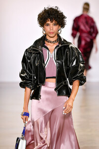 563668712_VictoriaHayesSpringSummer2020RunwayhHH9IUebhGmx.thumb.jpg.f188110a3eb08b3ed89083db8c96e7d5.jpg