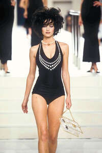 573822336_Chanel1997WomenRTW113.thumb.jpg.26e89e6604c9bcca34e96f183e05f344.jpg