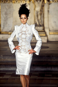 581431785_Givenchy1997HauteCouture30.thumb.jpg.59f96854737f6994bec00cc299efb01b.jpg