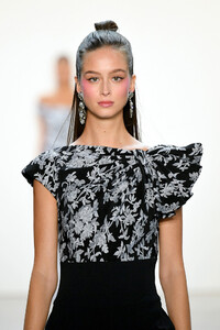 586976695_TadashiShojiSpringSummer2020RunwayNew-vPlBsl4Illx.thumb.jpg.146bec21d778dd69908d343607b983c6.jpg
