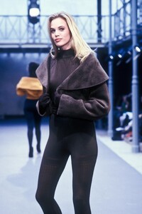 616860517_AzzedineAlaia1989WomenRTW11.thumb.jpg.dd046541934d76172034279655b16580.jpg