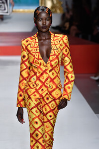 634923471_AdutAkechMoschinoRunwayMilanFashionWeekTLz0SjyODHVx.thumb.jpg.c9910e2824e9a9eb4e5cb4bc2e9a2544.jpg