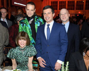 Anna+Wintour+God+Love+Deliver+Golden+Heart+mJgbINkqQA7x.jpg