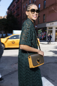 637534118_KateSpadeSpring2020BackstagedM3JFTPQBO4x.thumb.jpg.a8c58162d2df20549828cafb3645a961.jpg