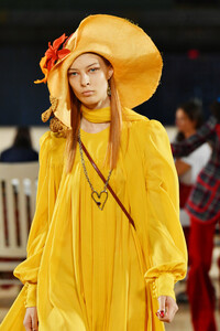 655085749_MarcJacobsSpring2020RunwayShowRoykaTLWwX1x.thumb.jpg.c549c2203c27e810382ac7eeaad56c9c.jpg