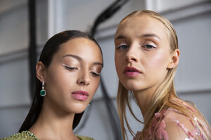 668878208_PamellaRolandSpring2020BackstageAfHq54xvJiYx(1).thumb.jpg.7795e32922b6bc863a54e68f307c1917.jpg
