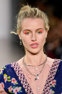 687958376_NicoleMillerRunwaySeptember2019NewYork4AOenr3dhBux.thumb.jpg.429fbd2dc4c476eafb8d117aab6b4d32.jpg