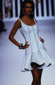 698656300_valentino-ss-1992(13).thumb.jpg.73465b7f1ef8afcc4a652a71057c39b3.jpg