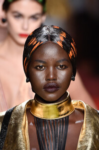 Adut+Akech+Moschino+Runway+Milan+Fashion+Week+8Fdyenq7RCcx.jpg