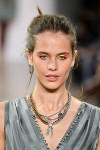 712585443_NicoleMillerRunwaySeptember2019NewYorkqJWnGw-pLe8x.thumb.jpg.b918354bb0bb5f5b12542bc59002aeec.jpg