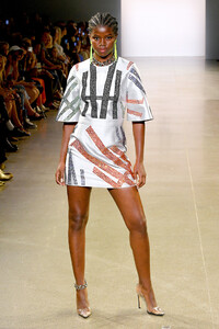 72845387_VictoriaHayesSpringSummer2020RunwayvmhuNP80X1wx.thumb.jpg.5c87d40726347bb66017ca109f5017c2.jpg