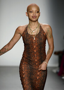 732629040_LaquanSmithRunwaySeptember2019NewYork_4_lVA939--x.thumb.jpg.a28fe9f1b7b74ca45293b474847fa962.jpg