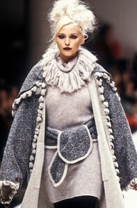 734503865_Fendi1994WomenRTW96.thumb.jpg.05fe9288284c9f843e0e970949ae1b6d.jpg