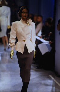 79735440_mugler-fw-1994(3).thumb.jpg.60f2fb65542768120ad793c54a958529.jpg