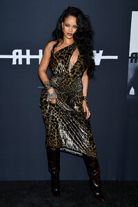 Rihanna+Launch+Rihanna+First+Visual+Autobiography+lu8P1AX1kBpx.jpg