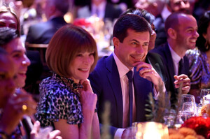 Anna+Wintour+God+Love+Deliver+Golden+Heart+Wdo5W-J24whx.jpg