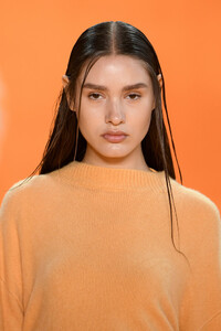 823672192_SallyLaPointeRunwaySeptember2019NewYork-xPC9Fuone_x.thumb.jpg.a60bf506559fb8932ad6921b09797419.jpg
