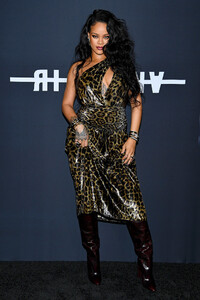 Rihanna+Launch+Rihanna+First+Visual+Autobiography+Z__dhmph5kBx.jpg