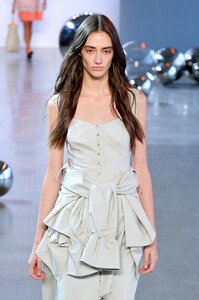 856529779_NoonNoorRunwaySeptember2019NewYorkFashionkmBx1HPwaVMx.thumb.jpg.3816a6ef1e52e79d0b1799ed076a8589.jpg