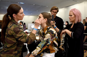903315239_TibiBackstageSeptember2019NewYorkFashionTCytghVK0wrx.thumb.jpg.819f9d72383b476fb12bb922ffe4555b.jpg