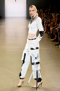 906806798_VictoriaHayesSpringSummer2020RunwayZZa1vFB8EOWx.thumb.jpg.e6fb9d86575a1691e469e600446c58e7.jpg