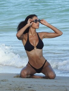 91313968_hqcelebcorner-4.jpg