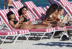 91313984_hqcelebcorner-9.jpg