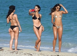 91314042_hqcelebcorner-27.jpg