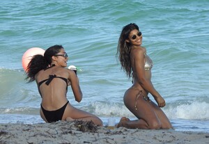 91314126_hqcelebcorner-55.jpg