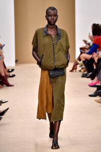 926797202_AdutAkechTodRunwayMilanFashionWeekSpring8qPum4d0y_-x.thumb.jpg.ee37bcb45d92a1a672a767c890141d2f.jpg