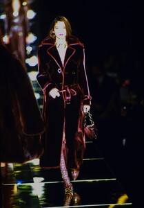 946185960_dior-fall-2000(11).thumb.jpg.620b11f70ac5700c32198fec40c953a6.jpg