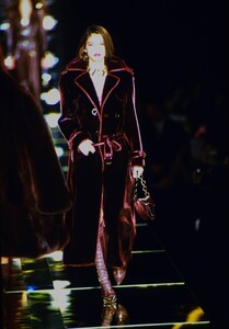 946185960_dior-fall-2000(11).thumb.jpg.620b11f70ac5700c32198fec40c953a6.jpg