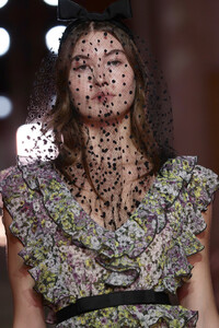 951165188_RunwayGiambattistaValliLovesHaBFEOTF_JQOx.thumb.jpg.57f8a880071e1be9dafa9fe47ff86d53.jpg