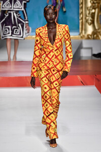 951652388_AdutAkechMoschinoRunwayMilanFashionWeekBo68WnDiYoNx.thumb.jpg.e7bb419ff98cab47c4d2452a86b375ea.jpg