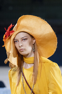 955624522_MarcJacobsSpring2020DetailsEf31fhazFDSx.thumb.jpg.e980a4757e7b04228abf6d0a3639956b.jpg