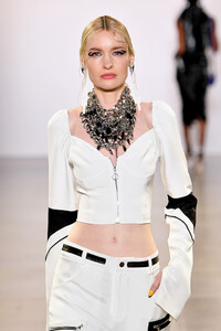 959464140_VictoriaHayesSpringSummer2020RunwayFEVrUXRsenpx.thumb.jpg.15537ef1b8ad936cfd15015260b1bf05.jpg