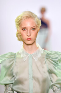 96009368_TaorayWangS20RunwaySeptember2019NewCmP_LAOH_8Qx.thumb.jpg.68cb31a95c97691d78c0b18d81860209.jpg