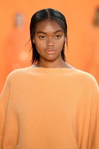 961802517_SallyLaPointeRunwaySeptember2019NewYorkYrOhc74-Ys1x.thumb.jpg.cdc9c3161a66af23968e7a92b84baf75.jpg