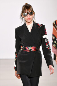 984357578_NicoleMillerRunwaySeptember2019NewYorkmN0e3118NhVx.thumb.jpg.344b6653a55a95edac94acc403279e63.jpg