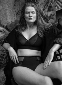 Lily-Italy_0005_FortnightLingerie-4266B.thumb.jpg.58e473de984c050fa5dc28af516aa003.jpg