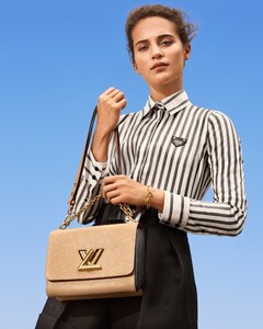 Louis-Vuitton-New-Classics-2019-Campaign06.thumb.jpg.5e371b5d52b2d5a7b069976c319b0c01.jpg