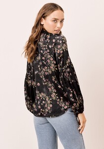 Lovestitch_Floral_Peasant_Blouse_4_d807c581_e2a4_401d_84c8_12505050e56e_2048x2048.jpg