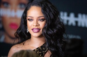 RIHANNA_BOOK_NYC_001.thumb.jpg.1d11eb23cb4d167db3fbdb262dbd6bae.jpg