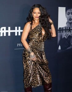 RIHANNA_BOOK_NYC_005.thumb.jpg.a1842cd27667bb9fcf3b71983cb301ad.jpg