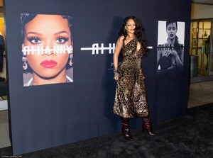 RIHANNA_BOOK_NYC_006.thumb.jpg.b7b3e14898d59b674f7ab8ac7c62183b.jpg